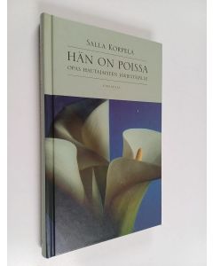 Kirjailijan Salla Korpela käytetty kirja Hän on poissa : opas hautajaisten järjestäjälle