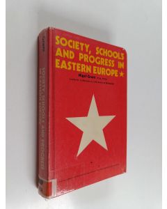 Kirjailijan Nigel Grant käytetty kirja Society, schools and progress in Eastern Europe