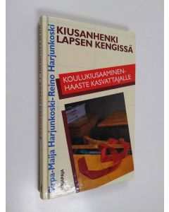 Kirjailijan Sirpa-Maija Harjunkoski käytetty kirja Kiusanhenki lapsen kengissä : koulukiusaaminen - haaste kasvattajalle