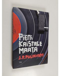 Kirjailijan J. P. Pulkkinen käytetty kirja Pieni kaistale maata : neljäkymmentä vuotta, kolmekymmentä biisiä