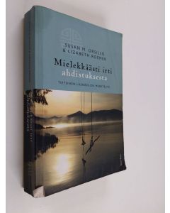 Kirjailijan Susan M. Orsillo & Lizabeth Roemer käytetty kirja Mielekkäästi irti ahdistuksesta : tietoisen läsnäolon menetelmä