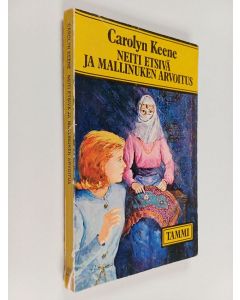 Kirjailijan Carolyn Keene käytetty kirja Neiti Etsivä ja mallinuken arvoitus