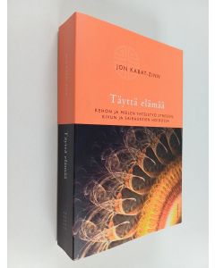 Kirjailijan Jon Kabat-Zinn käytetty kirja Täyttä elämää : kehon ja mielen yhteistyö stressin, kivun ja sairauksien hoidossa