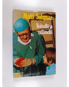 Kirjailijan Matti Sulamaa käytetty kirja Veitsellä ja sydämellä : kirurgin muistelmia