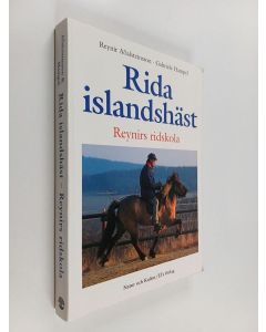 Kirjailijan Reynir Adalsteinsson käytetty kirja Rida islandshäst : Reynirs ridskola : om betydelsen av balans