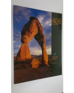 Kirjailijan Nicky Leach käytetty kirja Arches National Park : Where Rock Meets Sky