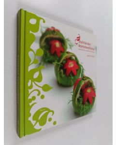 Kirjailijan Sari Siven käytetty kirja Syötävän koristeellista : kasviksista veitsellä leikaten
