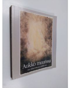 Tekijän Helena ym. Kekkonen  käytetty kirja Aukko muurissa