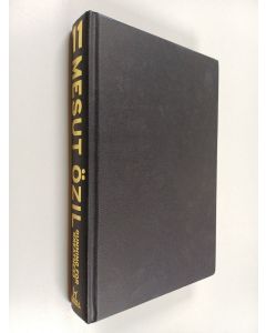 Kirjailijan Mesut Özil käytetty kirja Gunning for Greatness : My Life - With an introduction by Jose Mourinho