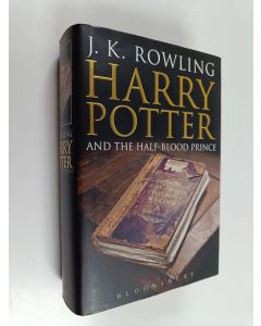 Kirjailijan J. K. Rowling käytetty kirja Harry Potter and the half-blood prince