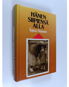 Kirjailijan Tapani Sopanen käytetty kirja Hänen siipiensä alla
