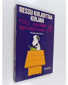 Kirjailijan Charles M. Schulz käytetty kirja Ressu kirjoittaa kirjan "Oli synkkä ja myrskyinen yö"