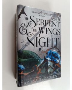 Kirjailijan Carissa Broadbent käytetty kirja The serpent & the wings of night