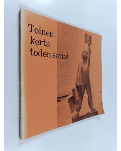 Kirjailijan Viljo Kainulainen käytetty kirja Kuopion sanomalehtimiesyhdistys 50 vuotta - "toinen kerta toden sanoi"