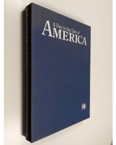 Kirjailijan Rick Smolan & David Cohen ym. käytetty kirja A Day in the Life of America (laatikossa)