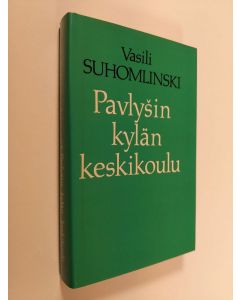 Kirjailijan Vasili Suhomlinski käytetty kirja Pavlysin kylän keskikoulu : opetus- ja kasvatustyön kokemuksesta
