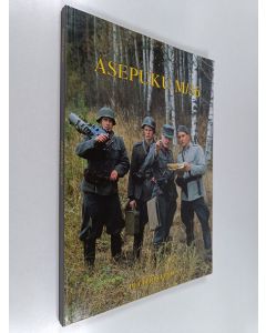 Kirjailijan Petteri Leino käytetty kirja Asepuku M/36 vuosina 1936-1945