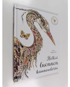 Kirjailijan Helen Ahpornsiri käytetty kirja Hetkiä luonnon kauneudessa