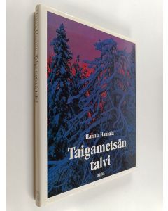 Kirjailijan Hannu Hautala käytetty kirja Taigametsän talvi : kuvia Koillismaalta
