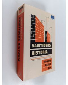 Kirjailijan Timothy Garton Ash käytetty kirja Samtidens historia - rapporter från Europa vid 1900-talets slut