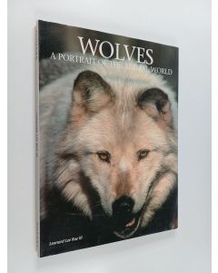 Kirjailijan Leonard Lee Rue käytetty kirja Wolves : a portrait of the animal world