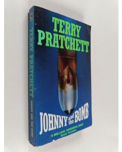 Kirjailijan Terry Pratchett käytetty kirja Johnny and the bomb