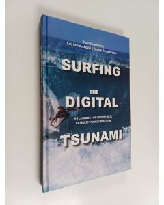 Kirjailijan Timo Savolainen & Kati Lehmuskoski ym. käytetty kirja Surfing the Digital Tsunami