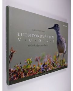 Kirjailijan Jussi Murtosaari käytetty kirja Luontokuvaajan vuosi : tarinoita ja tunnelmia = A wildlife photographer's year : a personal account