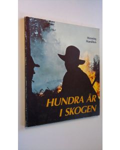 Kirjailijan Henning Hamilton käytetty kirja Hundra år i skogen