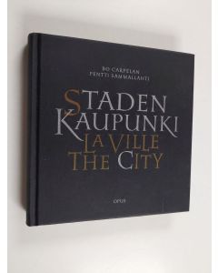 Kirjailijan Bo Carpelan & Pentti Sammallahti käytetty kirja Staden : Dikter och bilder från Helsingfors = Kaupunki : Runoja ja kuvia Helsingistä
