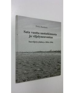 Kirjailijan Erkki Huokuna käytetty kirja Sata vuotta suotutkimusta ja viljelyneuvontaa : Suoviljelysyhdistys ry - Mosskulturföreningen rf 1894-1994