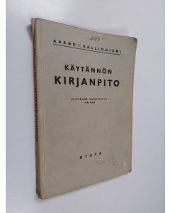 Kirjailijan Aarne I. Kallioniemi käytetty kirja Käytännön kirjanpito : keskikouluihin, liikeapulaiskouluihin, ammattikouluihin, seminaareihin, kansalais- ja työväenopistoihin, kansakoulujen jatkoluokille sekä itseopiskeluun soveltuva kirjanpidon oppikirja