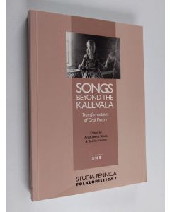 Kirjailijan Sinikka Vakimo käytetty kirja Songs Beyond the Kalevala : Transformations of oral poetry