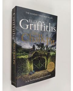 Kirjailijan Elly Griffiths käytetty kirja The chalk pit : a Dr Ruth Galloway mystery