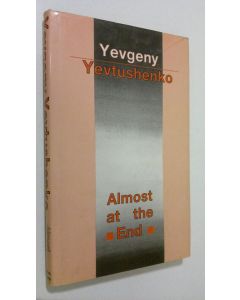 Kirjailijan Yevgeny Yevtushenko käytetty kirja Almost at the End