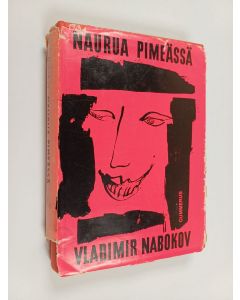 Kirjailijan Vladimir Nabokov käytetty kirja Naurua pimeässä