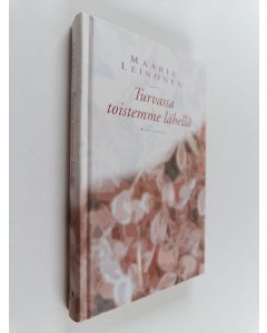Kirjailijan Maaria Leinonen käytetty kirja Turvassa toistemme lähellä : runoja lähimmäisyydestä 1980-2000