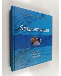 Kirjailijan Pertti Mustonen käytetty kirja Sata altaassa : Suomen Uimaliitto 1906-2006