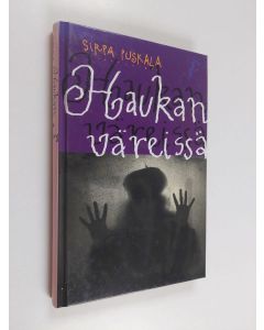 Kirjailijan Sirpa Puskala käytetty kirja Haukan väreissä