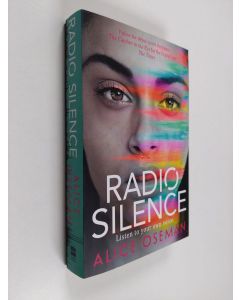 Kirjailijan Alice Oseman käytetty kirja Radio silence