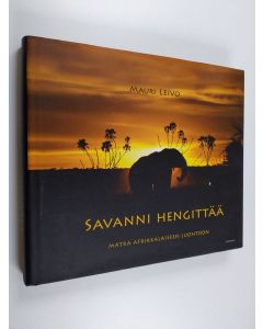 Kirjailijan Mauri Leivo käytetty kirja Savanni hengittää : matka afrikkalaiseen luontoon