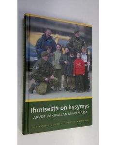 Tekijän Hannu ym. Niskanen  käytetty kirja Ihmisestä on kysymys : arvot väkivallan maailmassa