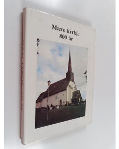 Kirjailijan Hans M. Nordberg käytetty kirja Mære kyrkje 800 år