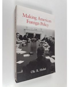 Kirjailijan Ole R. Holsti käytetty kirja Making American Foreign Policy