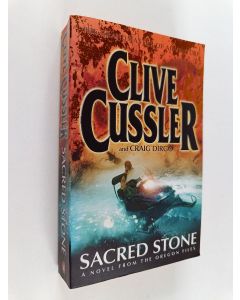 Kirjailijan Clive Cussler & Craig Dirgo käytetty kirja Sacred Stone