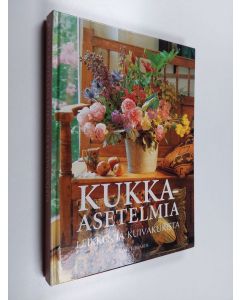 Kirjailijan Susie Edwards käytetty kirja Kukka-asetelmia leikko- ja kuivakukista