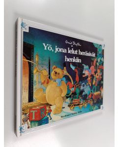 Kirjailijan Enid Blyton käytetty kirja Yö, jona lelut heräsivät henkiin