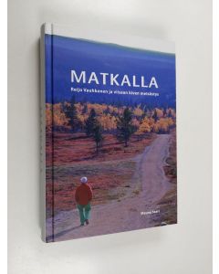 Kirjailijan Mauno Saari käytetty kirja Matkalla : Reijo Vauhkonen ja viisaan kiven metsästys