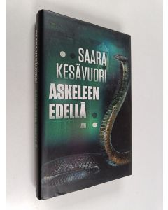 Kirjailijan Saara Kesävuori käytetty kirja Askeleen edellä