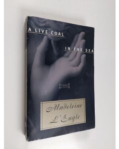 Kirjailijan Madeleine L'Engle käytetty kirja A Live Coal In The Sea